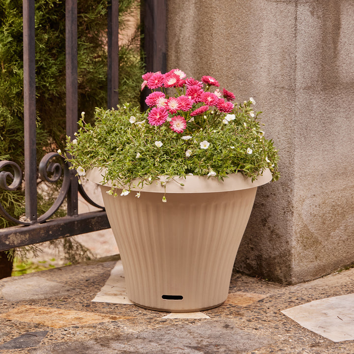 Ribbed Self-Watering Egg Pot