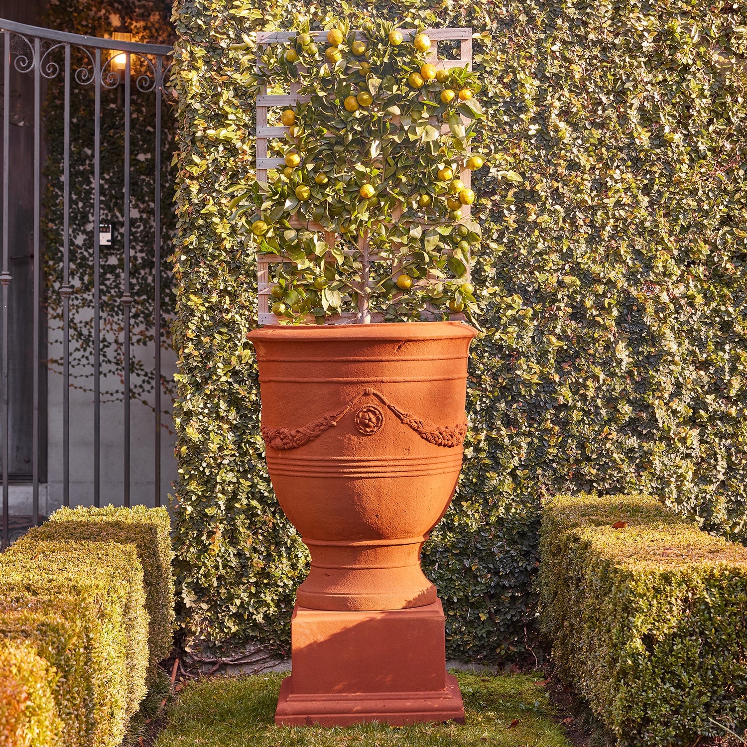 Verona Urn & Pedestal
